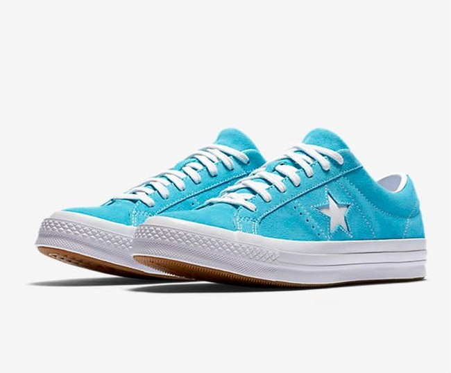 Seperti Virgo, Libra juga suka gaya klasik tapi tetap ingin terlihat menonjol. Sneakers klasik dengan warna-warna terang bisa jadi pilihan. Foto: Converse
