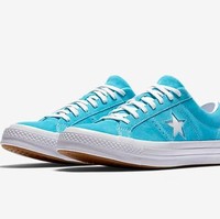 Seperti Virgo, Libra juga suka gaya klasik tapi tetap ingin terlihat menonjol. Sneakers klasik dengan warna-warna terang bisa jadi pilihan. Foto: Converse