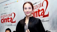 Ia tampil anggun dan menawan dengan gaun hitam-abu. Pool/Ismail/detikFoto.