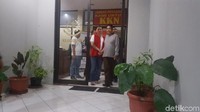 Ketiganya berada di Kejari Depok selama sekitar 9 jam. Ada 8 jaksa yang menjadi tim penuntut umum perkara bos First Travel. Jaksa akan menyusun surat dakwaan penipuan perjalanan umrah First Travel.