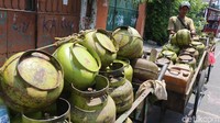 Tak hanya di daerah, di Jakarta Pusat pun terjadi kelangkaan dan kurang pasokan. Di kawasan Johar Baru, Jakarta Pusat, Kamis (7/12) kelangkaan terlihat dengan banyaknya tumpukan tabung gas melon kosong. Foto: Ari Saputra