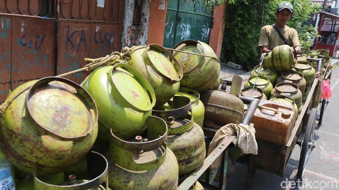 Tak hanya di daerah, di Jakarta Pusat pun terjadi kelangkaan dan kurang pasokan. Di kawasan Johar Baru, Jakarta Pusat, Kamis (7/12) kelangkaan terlihat dengan banyaknya tumpukan tabung gas melon kosong.