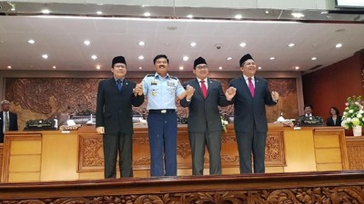 Senyum Marsekal Hadi dan Pimpinan DPR usai Pengesahan Panglima TNI