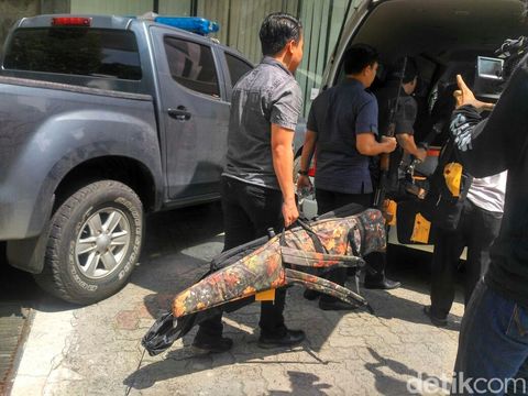  Penyidik Bareskrim Polri memindahkan barang bukti perkara First Travel untuk dibawa ke Kejari Depok, Kamis (7/12/2017)