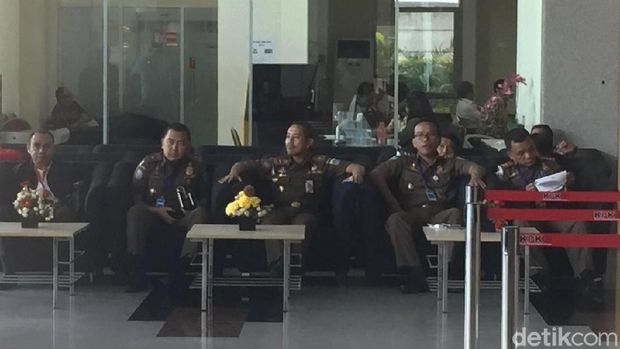Kasatpol PP DKI Jakarta Yani Wahyu mendatangi KPK.