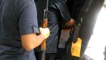 Foto: Airsoft Gun hingga Mobil First Travel yang Diserahkan ke Kejari