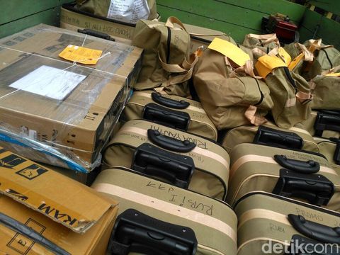  Barang bukti terkait kasus First Travel dibawa dari Bareskrim ke Kejari Depok, Kamis (7/12/2017)