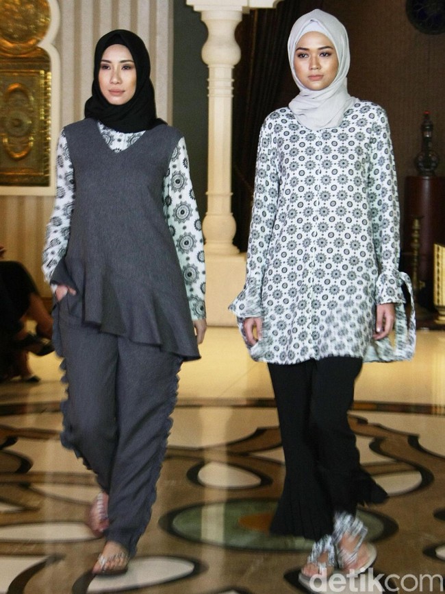 Rancangan busana muslim terbaru dari creative director brand SUQMA, Jenahara Nasution, yang mengusung tema Djellaba, bertempat di Rumah Maroko, Menteng, Jakarta. [6/12/2017]. Foto: Mohammad Abduh/Wolipop