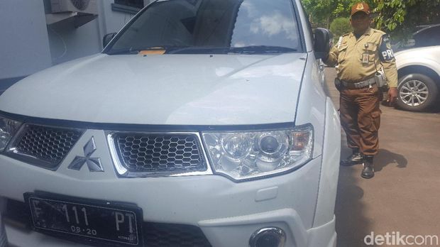  Mobil bos First Travel di Kejari Depok, Kamis (7/12/2017)