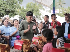 AHY di Pos Pengungsi Gunung Agung: Beri Bantuan hingga Main Bola