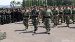 Foto: Berpamitan, Panglima TNI Salami Prajurit Kostrad