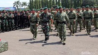 Lebih dari 4.000 prajurit Kostrad yang didampingi Pangkostrad Letjen TNI Edy Rahmayadi menyambut kedatangan Jenderal TNI Gatot Nurmantyo dengan yel-yel dan menyanyikan lagu mars Kostrad. Jenderal TNI Gatot Nurmantyo ikut bernyanyi dan bertepuk tangan sambil berjalan menuju lapangan upacara, Markas Divisi Infanteri 1 Kostrad Cilodong, Depok, Jawa Barat. Pool/Penkostrad.