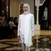 Rancangan busana muslim terbaru dari creative director brand SUQMA, Jenahara Nasution, yang mengusung tema Djellaba, bertempat di Rumah Maroko, Menteng, Jakarta. [6/12/2017]. Foto: Mohammad Abduh/Wolipop
