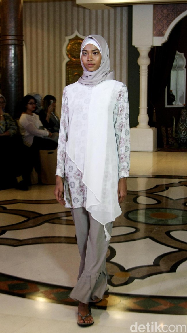 Rancangan busana muslim terbaru dari creative director brand SUQMA, Jenahara Nasution, yang mengusung tema Djellaba, bertempat di Rumah Maroko, Menteng, Jakarta. [6/12/2017]. Foto: Mohammad Abduh/Wolipop