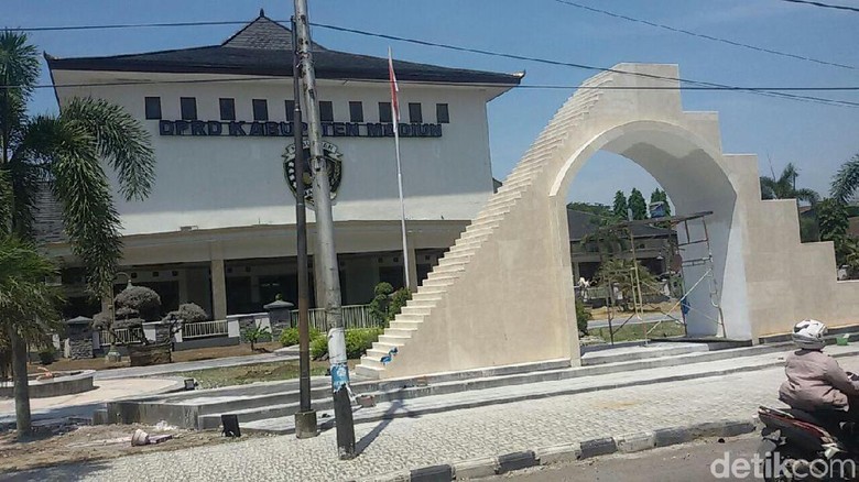 Proyek Tugu Demokrasi Mirip Tangga Freemasonry Telan Biaya Rp 1 M Proyek Tugu Demokrasi Mirip Tangga Freemasonry Telan Biaya Rp 1 M