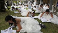 Acara lomba lari ini memang dikhususkan untuk para calon pengantin. Mereka yang berhasil memenangkan lomba akan mendapat hadiah paket pernikahan senilai 2 juta baht atau sekira Rp828 juta. (Foto : REUTERS/Athit Perawongmetha) 