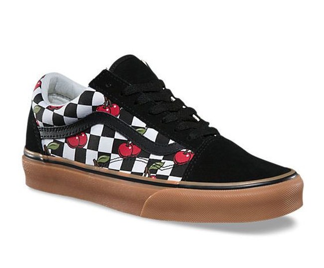 Gemini suka sesuatu yang klasik, tapi di sisi lain ia juga ingin tampil dengan gaya khasnya. Pilih sneakers dengan desain klasik, tapi punya detail menarik yang membuat perhatian orang langsung tertuju ke sepatumu. Foto: Vans