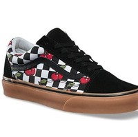 Gemini suka sesuatu yang klasik, tapi di sisi lain ia juga ingin tampil dengan gaya khasnya. Pilih sneakers dengan desain klasik, tapi punya detail menarik yang membuat perhatian orang langsung tertuju ke sepatumu. Foto: Vans