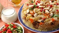 Maqluba unik karena tergolong one dish meal dari Palestina. Ada nasi, daging, dan sayuran didalamnya. Ketika dibuat semuanya ditempatkan di sebuah wadah lalu dibalik ketika disajikan. Foto: iStock