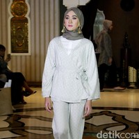 Rancangan busana muslim terbaru dari creative director brand SUQMA, Jenahara Nasution, yang mengusung tema Djellaba, bertempat di Rumah Maroko, Menteng, Jakarta. [6/12/2017]. Foto: Mohammad Abduh/Wolipop