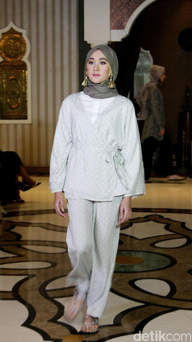 Rancangan busana muslim terbaru dari creative director brand SUQMA, Jenahara Nasution, yang mengusung tema Djellaba, bertempat di Rumah Maroko, Menteng, Jakarta. [6/12/2017]. Foto: Mohammad Abduh/Wolipop