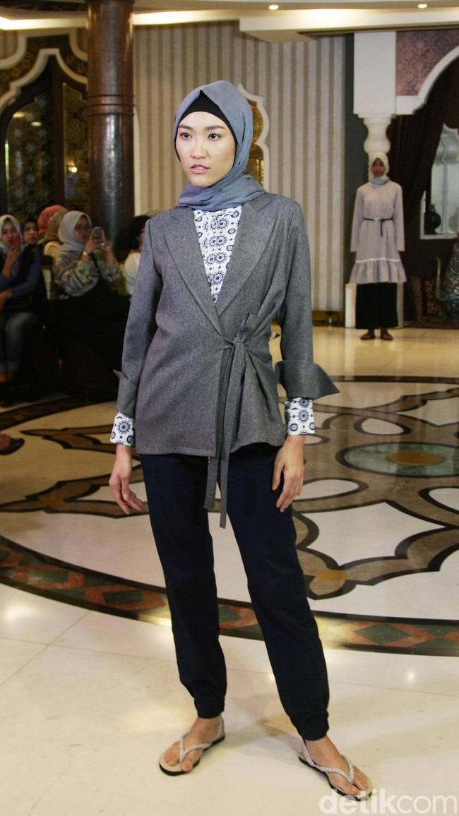 Rancangan busana muslim terbaru dari creative director brand SUQMA, Jenahara Nasution, yang mengusung tema Djellaba, bertempat di Rumah Maroko, Menteng, Jakarta. [6/12/2017]. Foto: Mohammad Abduh/Wolipop