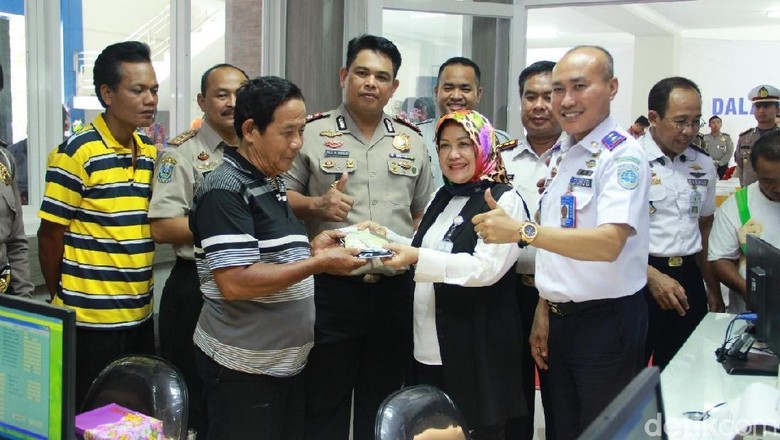 Menengok Gerai SIM Samsat Terminal Plus Pertama di Indonesia Menengok Gerai SIM Samsat Terminal Plus Pertama di Indonesia