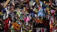 Sampah-sampah yang digunakan untuk menghiasi hotel ini beragam. Ada drum plastik, bingkai kayu, kaus kaki, sampah-sampah plastik, buku-buku bekas, karpet, dan lainnya (AFP)