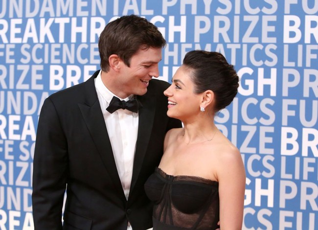 Setelah tiga tahun pacaran, Ashton Kutcher dan Mila Kunis akhirnya menseriusi hubungan dalam ikatan pernikahan pada 2015. Sejoli ini telah dikaruniai dua buah hati. (Foto: Jesse Grant/Getty Images)