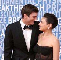 Setelah tiga tahun pacaran, Ashton Kutcher dan Mila Kunis akhirnya menseriusi hubungan dalam ikatan pernikahan pada 2015. Sejoli ini telah dikaruniai dua buah hati. (Foto: Jesse Grant/Getty Images)