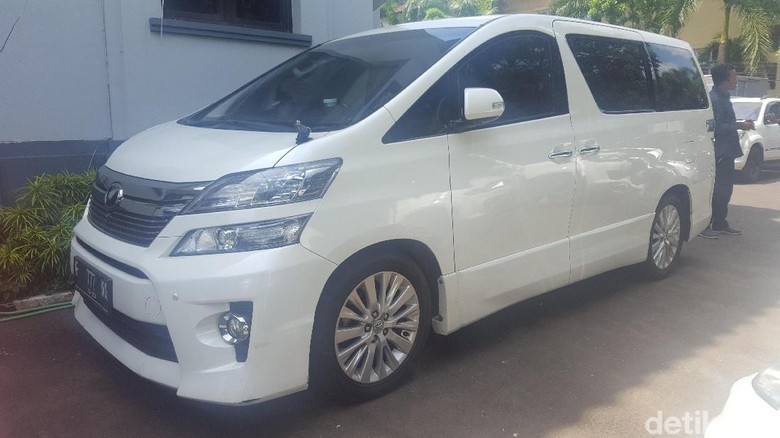 Serba-Putih, Fortuner-Pajero-Vellfire Bos First Travel Parkir di Kejari Serba-Putih, Fortuner-Pajero-Vellfire Bos First Travel Parkir di Kejari