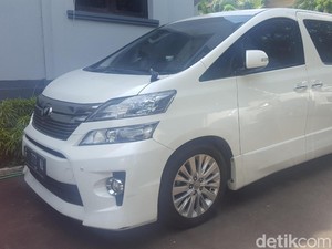 Serba-Putih, Fortuner-Pajero-Vellfire Bos First Travel Parkir di Kejari