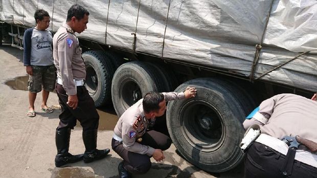 Korban tewas setelah terlindas roda belakang truk