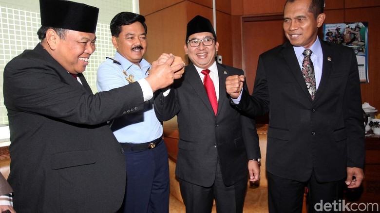 Fadli Zon Anggap Wajar Kedekatan Presiden Jokowi dan Marsekal Hadi Fadli Zon Anggap Wajar Kedekatan Presiden Jokowi dan Marsekal Hadi