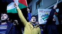 Warga Palestina pun protes atas pernyataan Trump. 