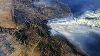 Api Thomas adalah yang terbesar dari beberapa kebakaran besar yang melanda seluruh California Selatan  (Foto: Courtesy @AstroKomrade/NASA/Handout via REUTERS)