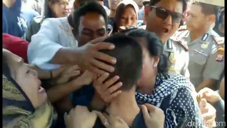 MP Tak Diizinkan Keluar Rutan, Warga Bawa Jenazah Ayahnya ke Polres MP Tak Diizinkan Keluar Rutan, Warga Bawa Jenazah Ayahnya ke Polres