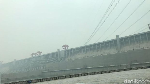 Three Gorges  Dam di China