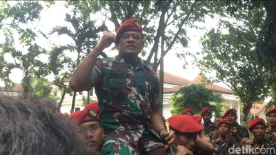 Saat Jenderal Gatot Pamit dan Diarak Prajurit Kopassus
