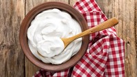 Greek yogurt populer di kalangan pelaku hidup sehat. Yogurt ini lebih kental dibanding yogurt biasa. Proteinnya juga lebih tinggi dengan rasa asam lebih kuat. Foto: iStock