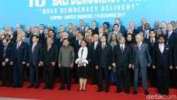 Saya berdiri disini mengenakan syal Palestina untuk menunjukkan komitmen Indonesia bahwa kami mendukung Palestina dan hak-hak masyarakat Palestina, kata Retno.