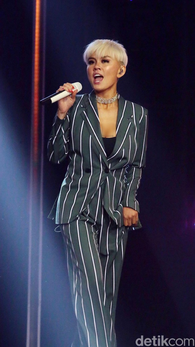 Berada di urutan kedua, penyanyi Agnes Monica atau Agnez Mo yang saat ini sukses merintis karier di panggung musik internasional. Skornya 8,9 persen. Sekadar informasi, menurut situs YouGov, survei dillaksnakan pada Desember 2017. Namun, tidak disebutkan jumlah respondennya. (Foto: Ismail/detikHOT)