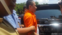Tersangka kasus dugaan penipuan perjalanan umrah First Travel di Kejari Depok, Kamis (7/12/2017).