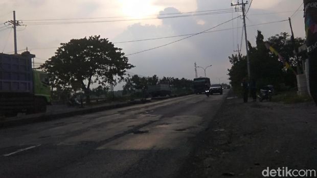 Jalan poros Lamongan-Surabaya rusak/