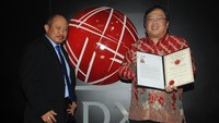 Penghargaan itu diserahkan langsung oleh President Institute Certified Management Accountants (ICMA) Indonesia Joni Pithibong di hadapan para peserta International Management Accounting Conference 2017 yang diselenggarakan ICMA di Bursa Efek Indonesia, Jakarta, Rabu (6/12). Foto: dok Bappenas