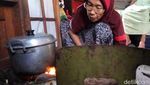 Miris! Ibu Ini Masak Pakai Kayu Bakar Karena Elpiji Langka