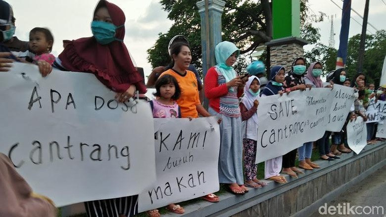 Kunker di Rembang, Menteri Susi Disambut Deretan Poster Pro Cantrang Kunker di Rembang, Menteri Susi Disambut Deretan Poster Pro Cantrang