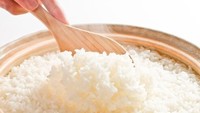Memasak nasi terlalu lama dapat membuat teksturnya lembek. Agar masih enak dinikmati, Anda hanya perlu membuka tutup wadahnya dan ditutup dengan kain katun selama 10-15. Airnya akan diserap oleh kain. Foto: iStock