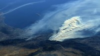 Api yang dijuluki Api Thomas, mengamuk di kaki bukit di atas dan di kota Ventura sekitar 50 mil barat laut Los Angeles (Foto: Courtesy @AstroKomrade/NASA/Handout via REUTERS)