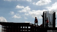 Para pekerja merampungkan pembangunan Tol Becakayu Seksi 1B di kawasan Cipinang Melayu.